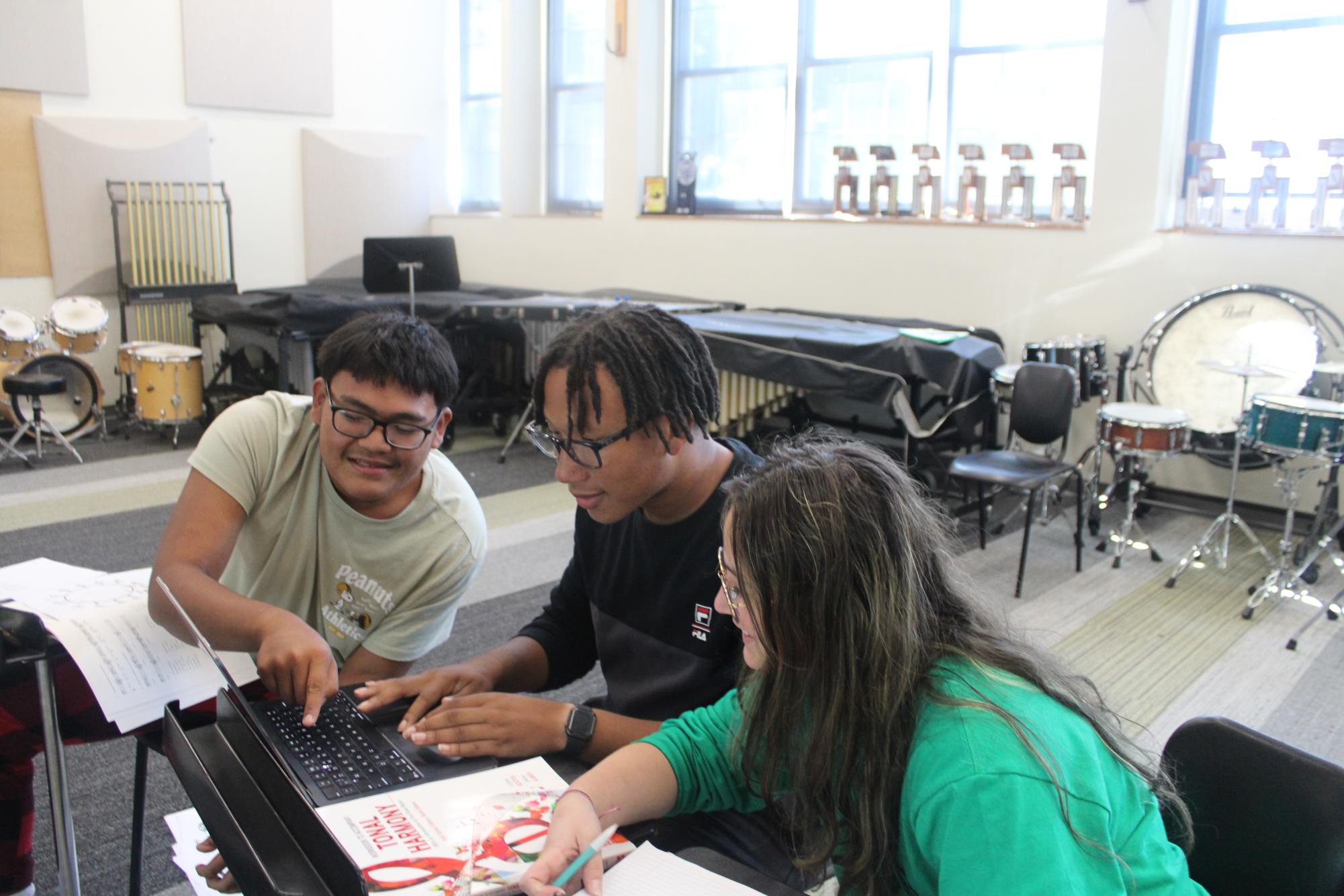 From left to right: in AP music theory, sophomore Soe Gay and seniors Elijah Beasley and Addison Gibson discuss music.